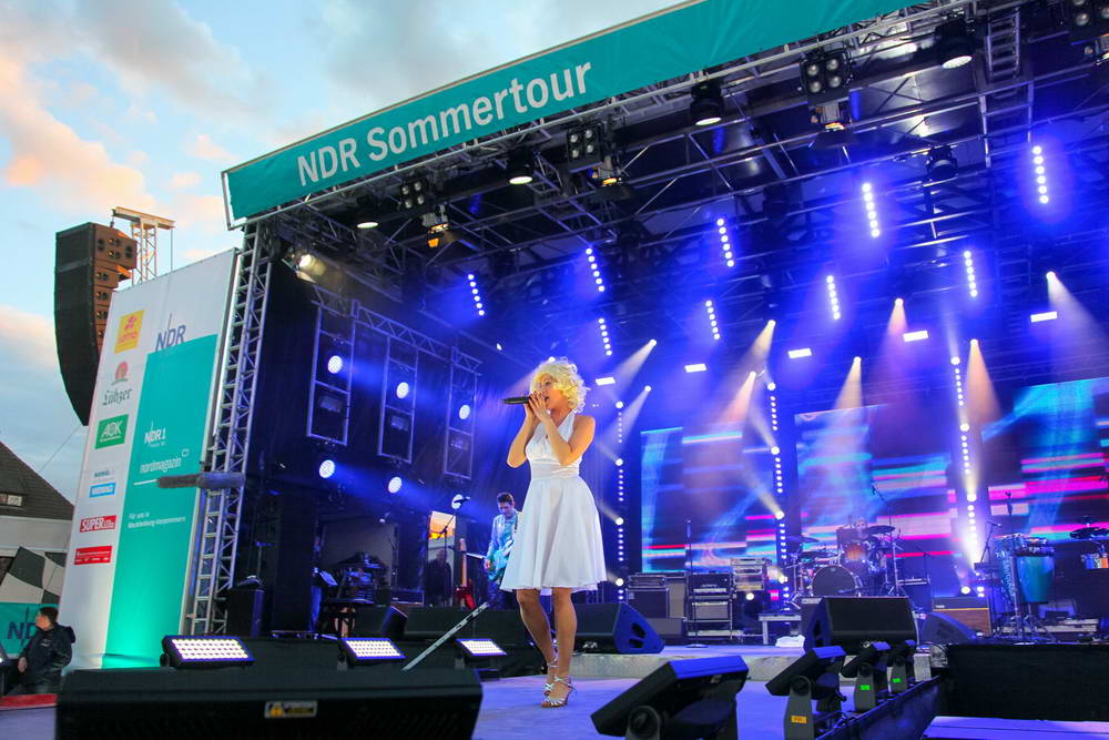 Sängerin als Marylin Monroe verkleidet auf der NDR Sommertourbühne