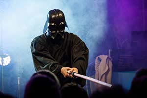 Sänger als Darth Vader hält Lichtschwert ins Publikum