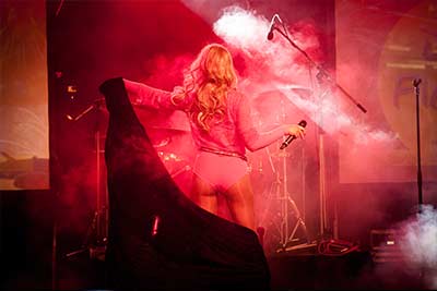 Sängerin der Coverband 'Das Fiasko' als Madonne verkleidet