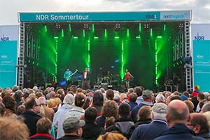 Fiasko auf der NDR Sommertour, Riesige Bühne mit viel Publikum davor