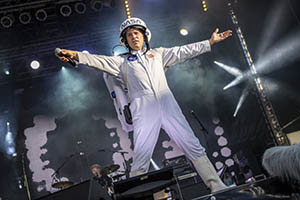 Sänger im Raumfahreranzug singt Major Tom auf einer Firmenfeier in Hamburg