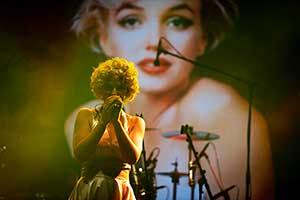 Sängerin als Marylin Monroe verkleidet vor großer LED Leinwand